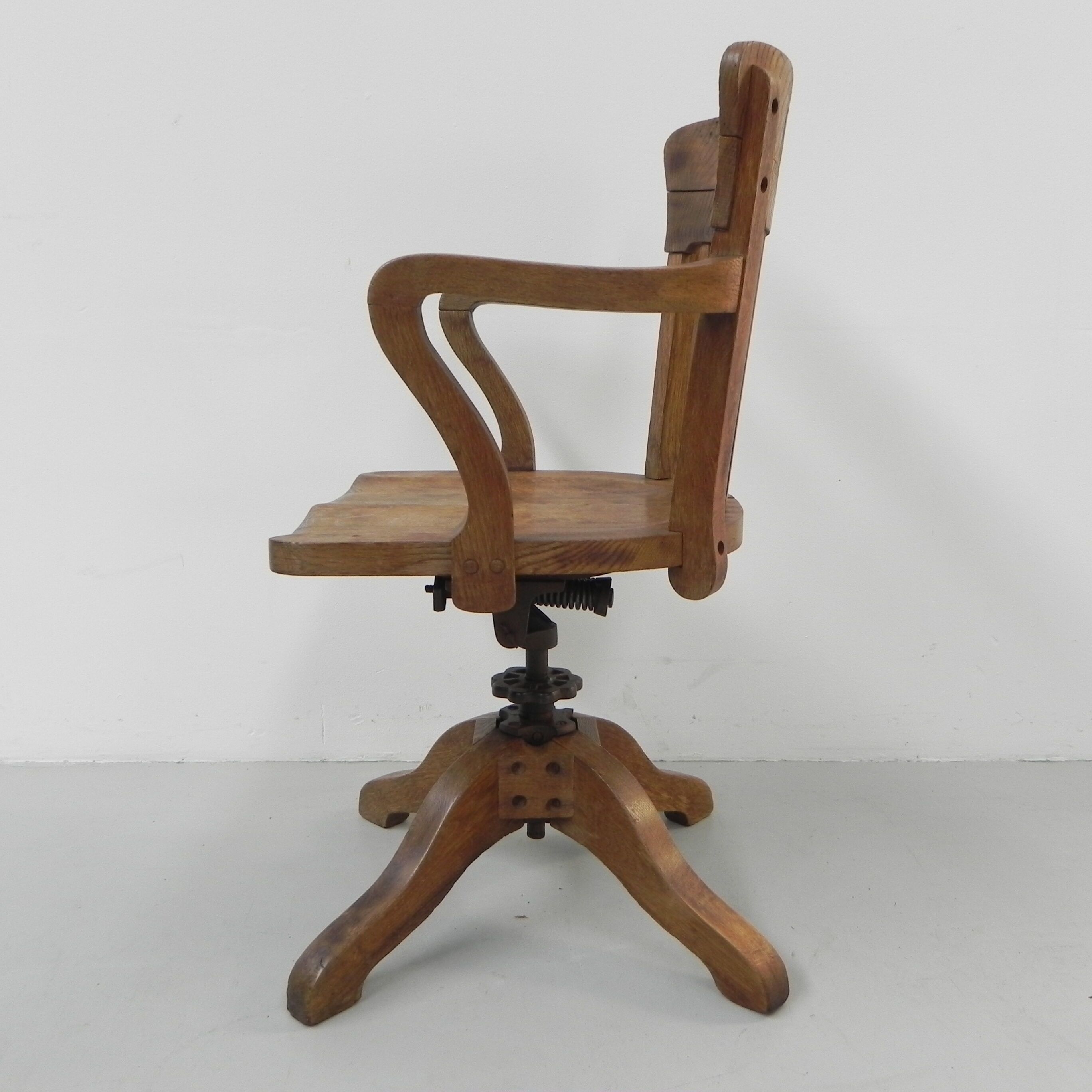 Oak office chair with spring mechanism and armrests