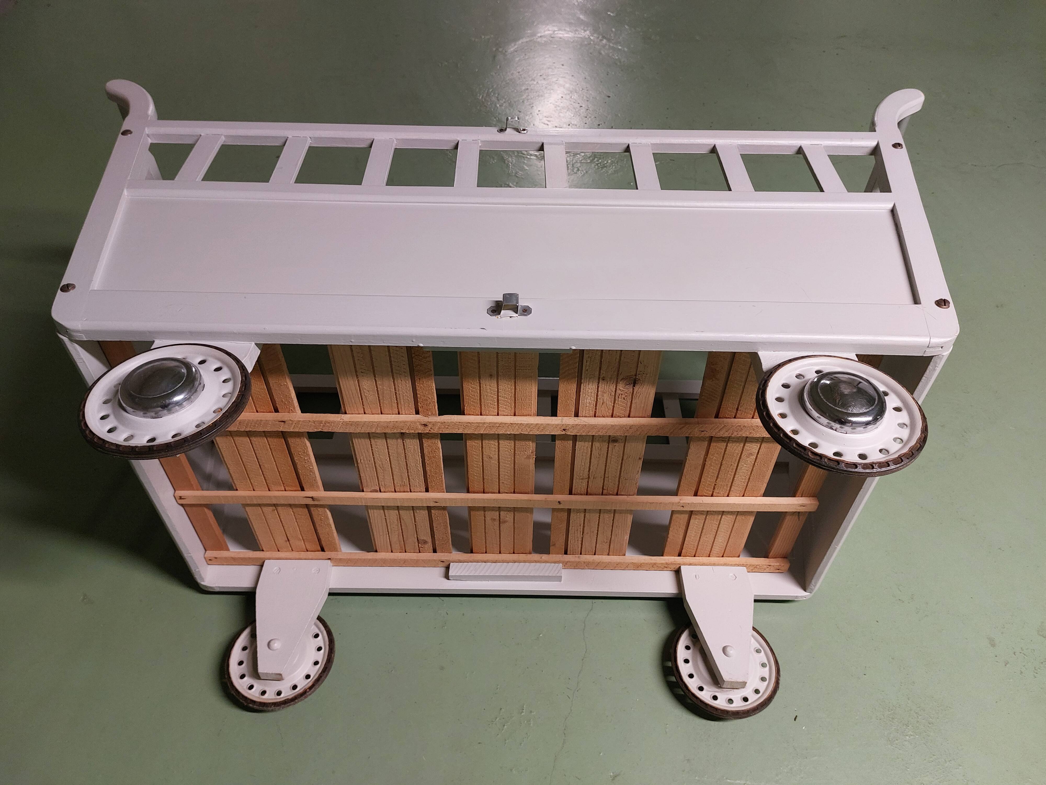 Lit bébé dit roulotte en bois à roulettes vintage années 1950