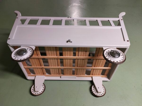 Lit bébé dit roulotte en bois à roulettes vintage années 1950