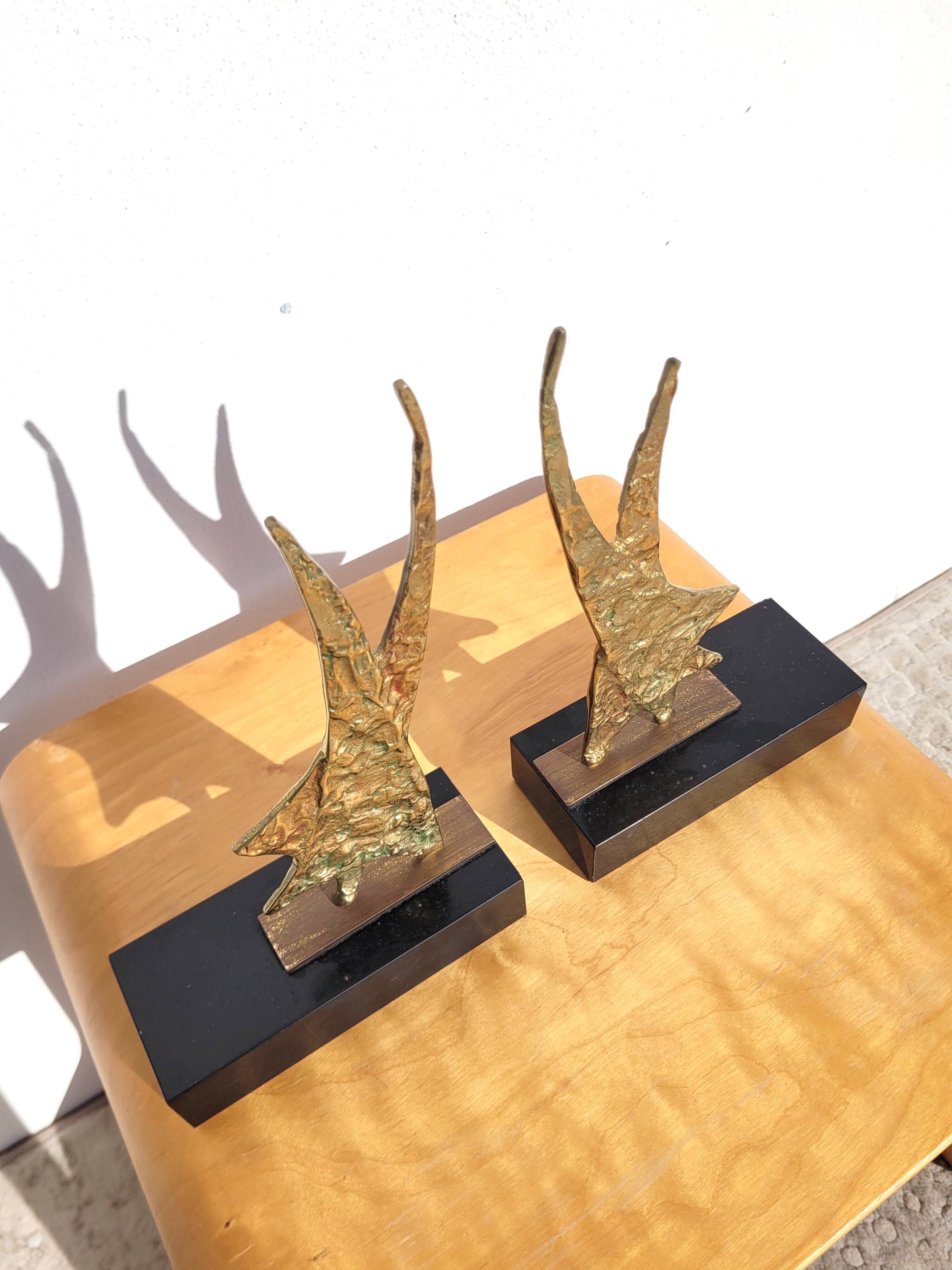 Serre livres en bronze doré vers 1960