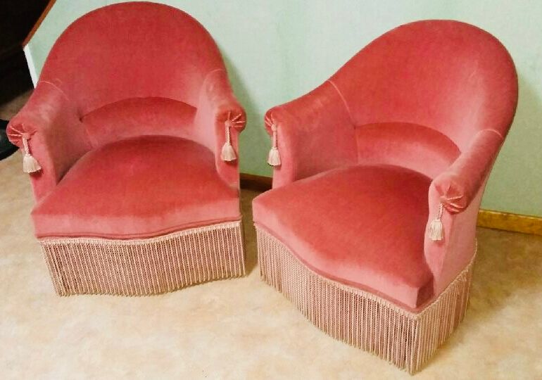 Lot de deux fauteuils crapauds roses