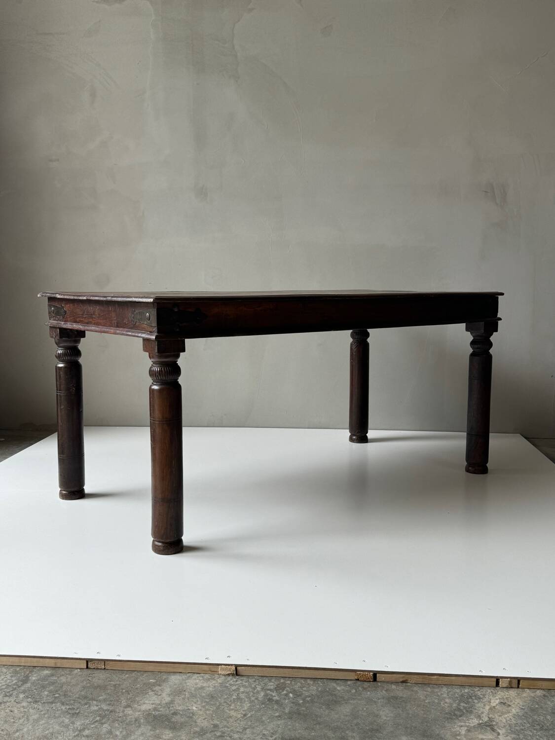 Table à manger en bois massif.