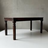 Table à manger en bois massif.