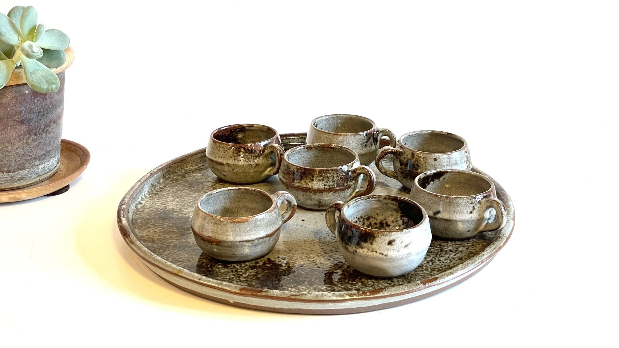Enamelled stoneware tray and its 7 cups