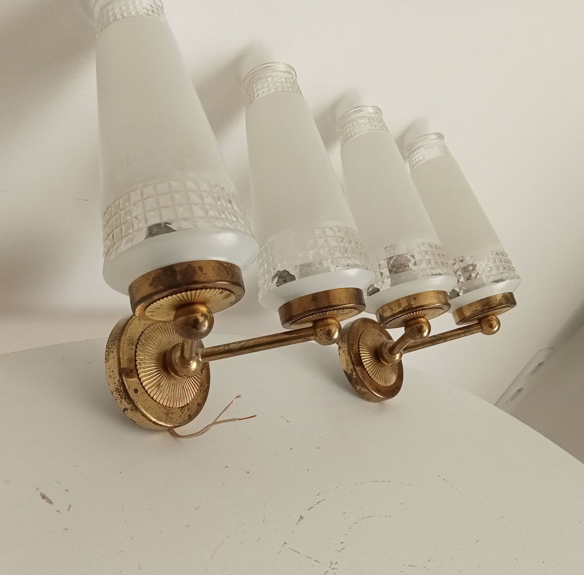 Pair of vintage double-light wall sconces in brass and etched glass from the 60s/70s.