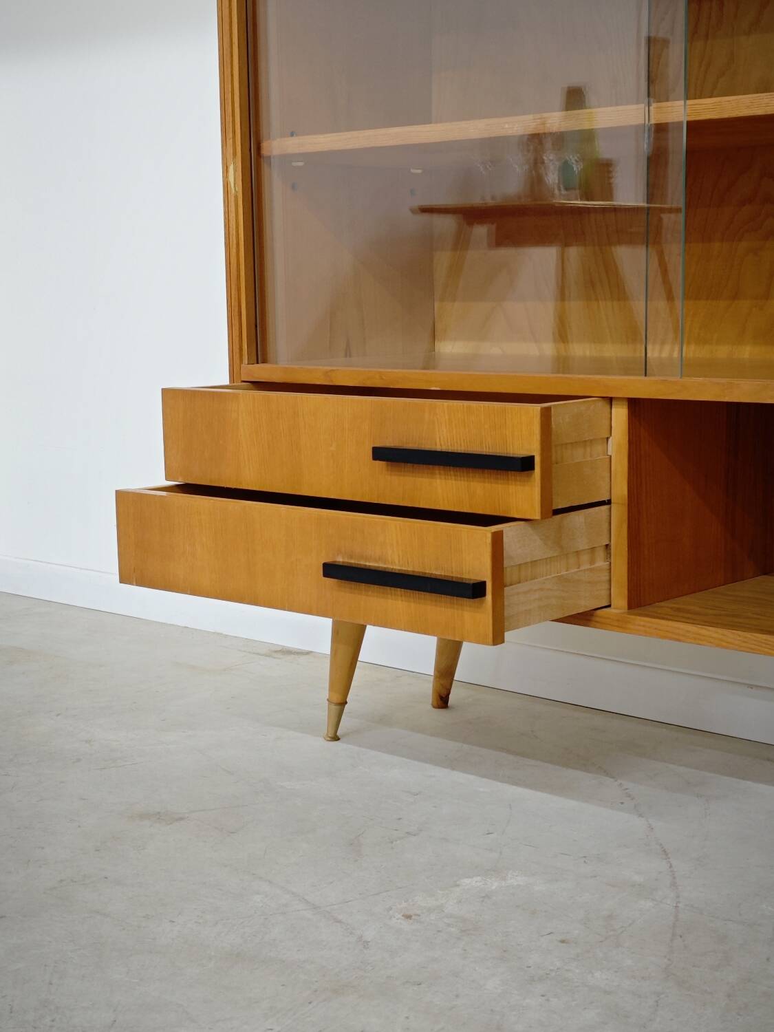 Buffet Vaisselier en bois blond Libena , ex Tchécoslovaquie 1970