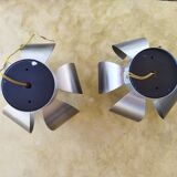 Un lot d'appliques fleurs en inox brossé