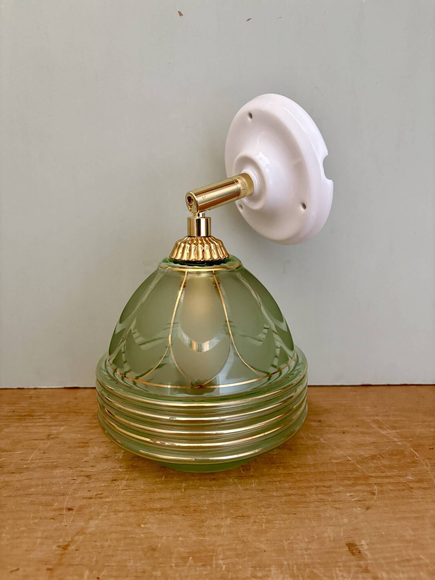 Vintage art deco tulip wall lamp in green and gold glass