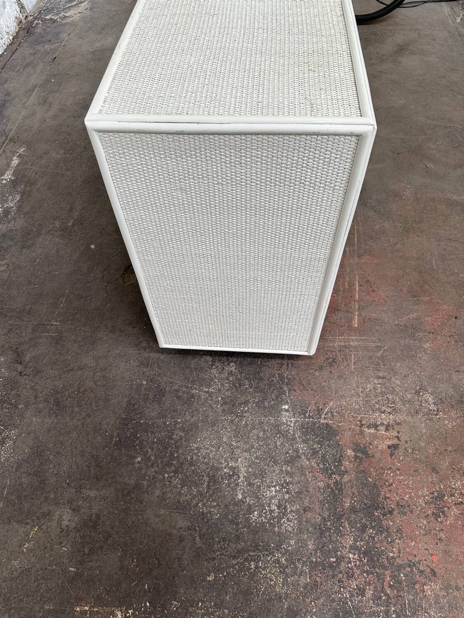 Commode en rotin blanc