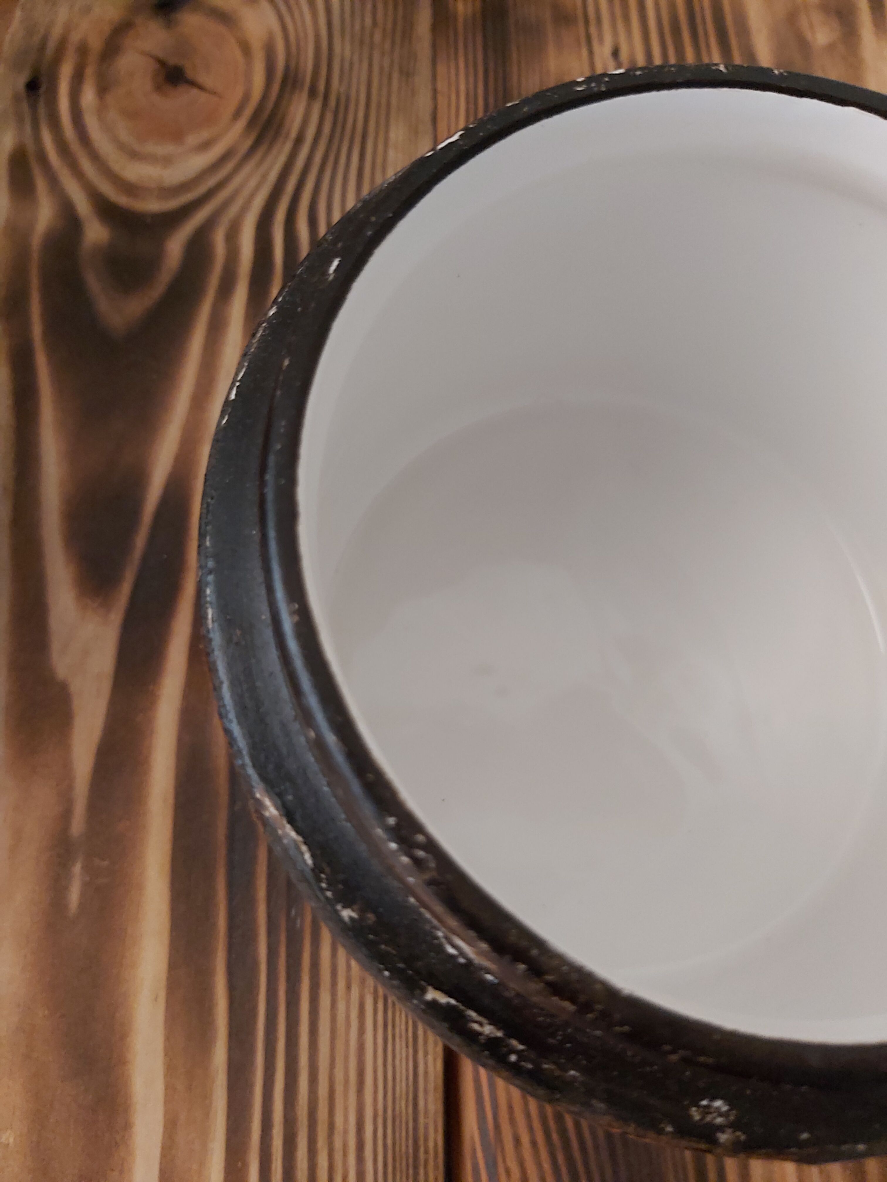 Tobacco pot with humidifier