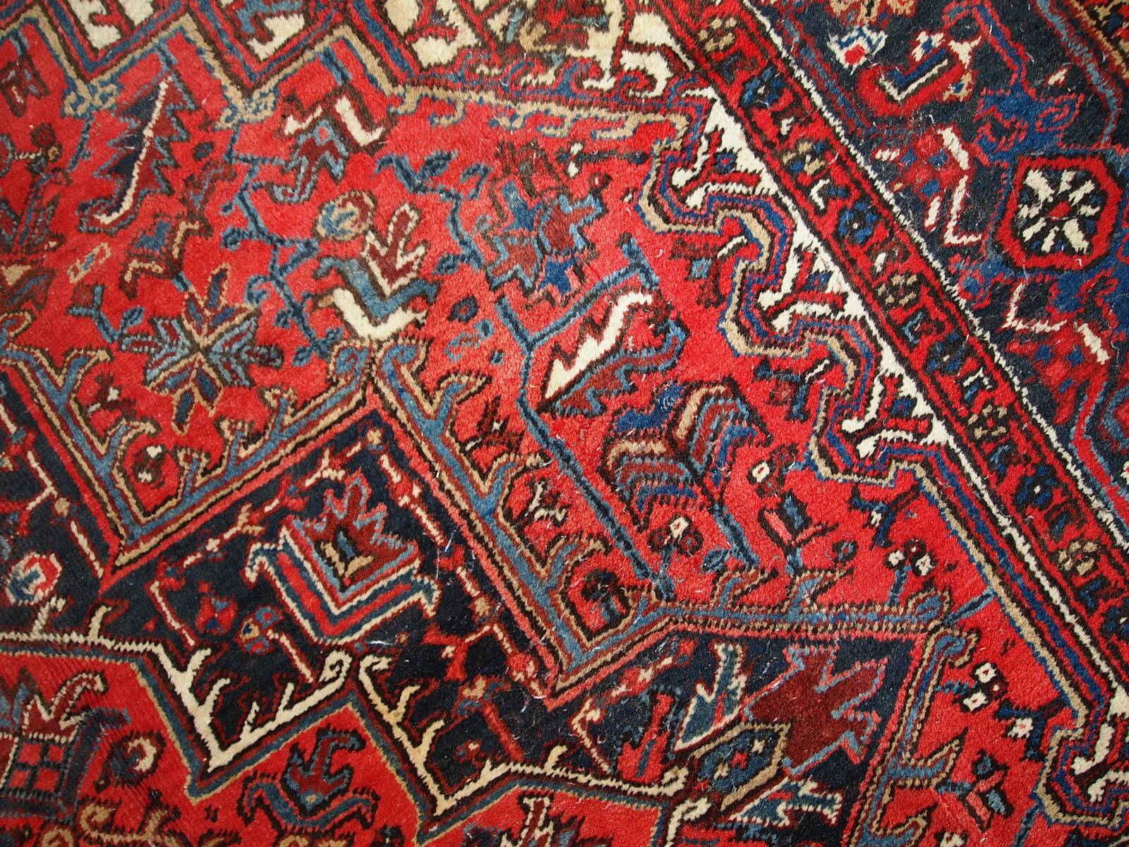 Tapis Heriz Antique du Moyen-Orient, Années 1950, Élégance Traditionnelle