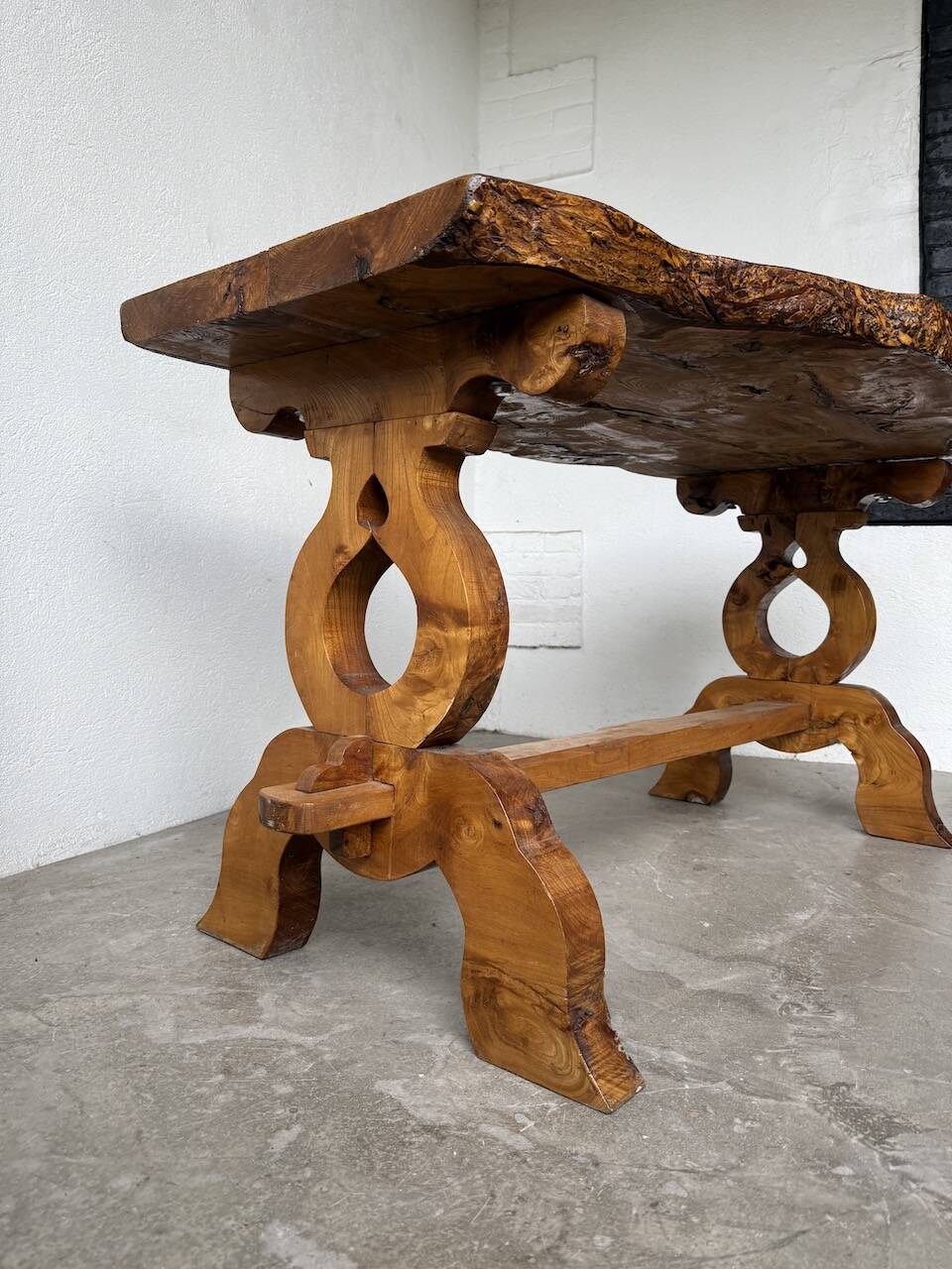 Table artisanale en orme massif, art populaire