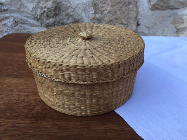 Panier rond avec couvercle en paille tressée
