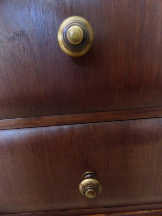 Antique chest of drawers from the 50s with 5 curved drawers, vintage old-style assembly and brass knobs