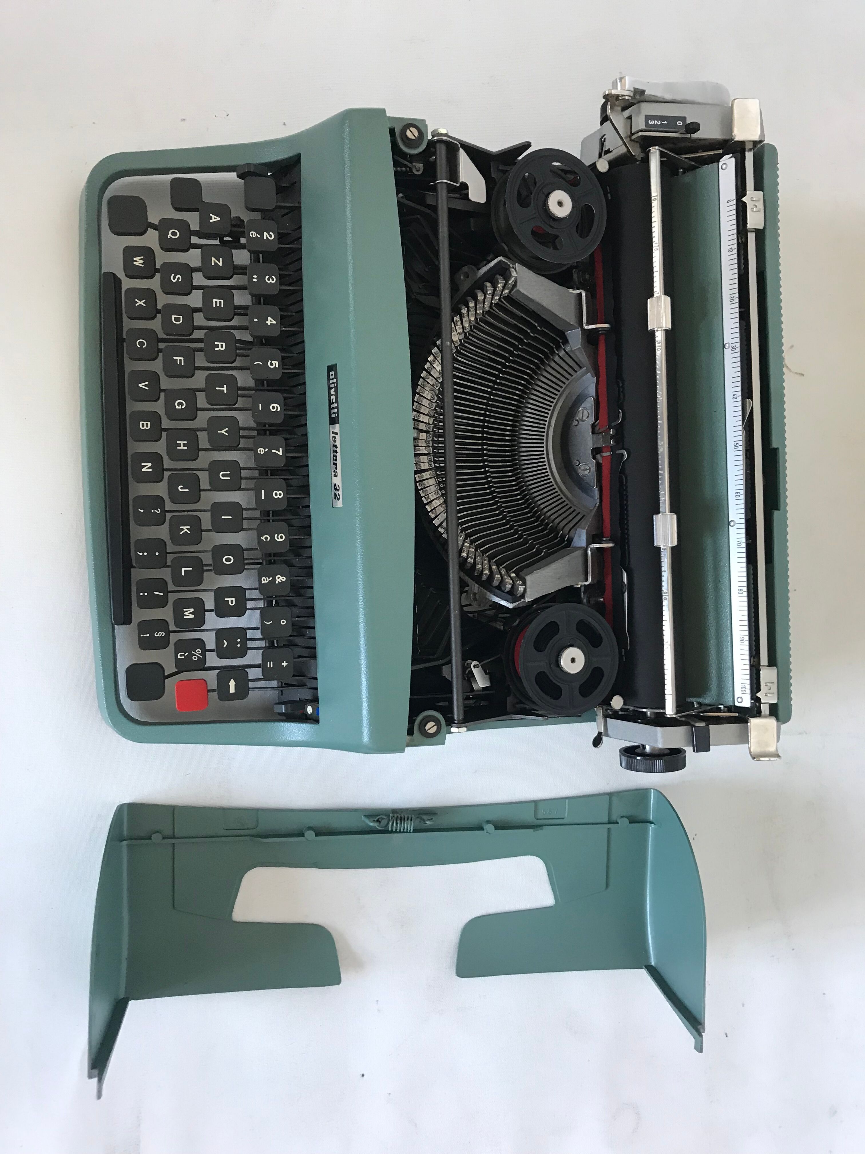 Typewriter, Olivetti Lettera 32