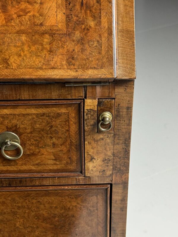 Bureau-bibliothèque en loupe de noyer, XIXe siècle