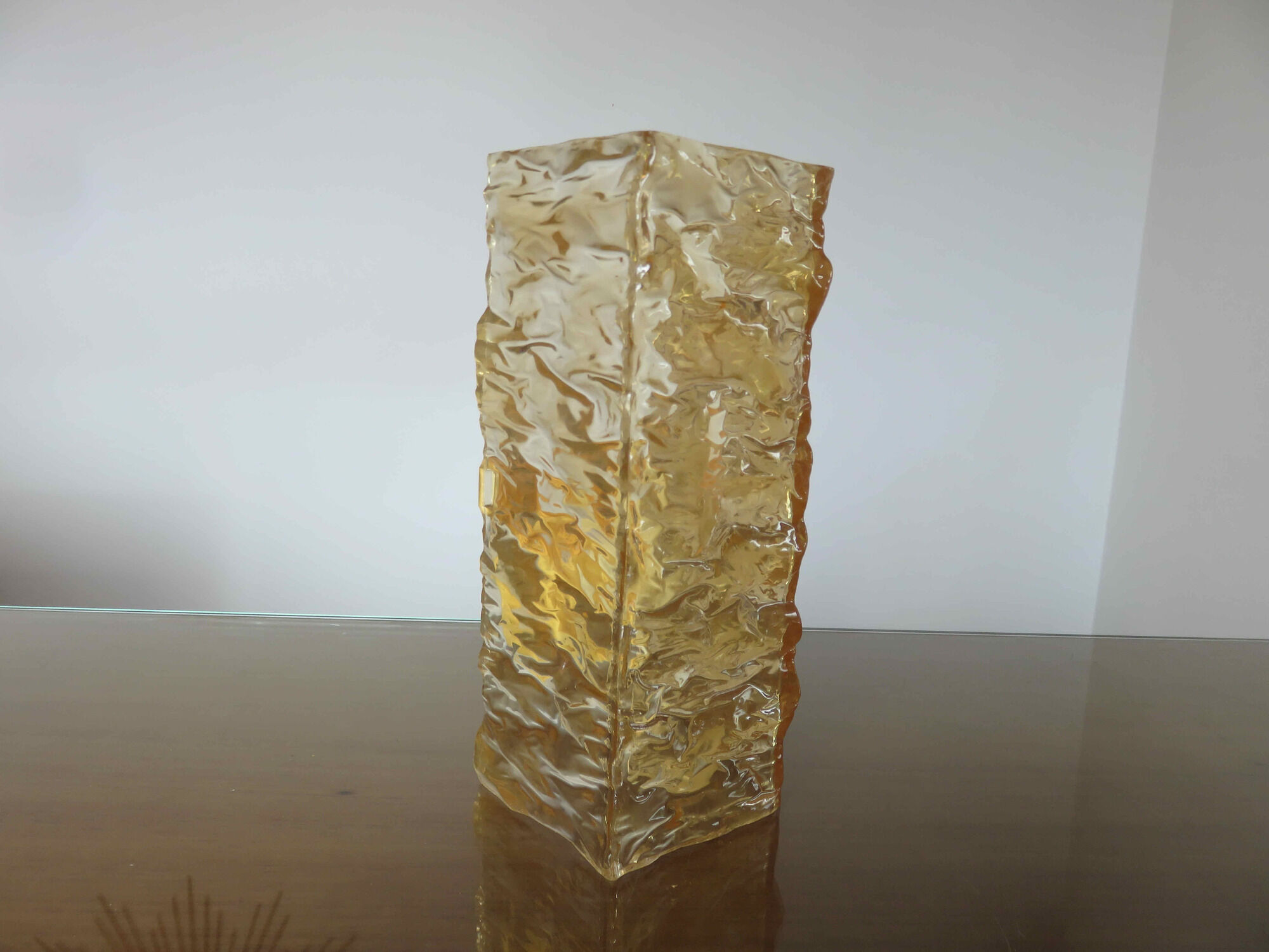 Champagne resin wall lamp