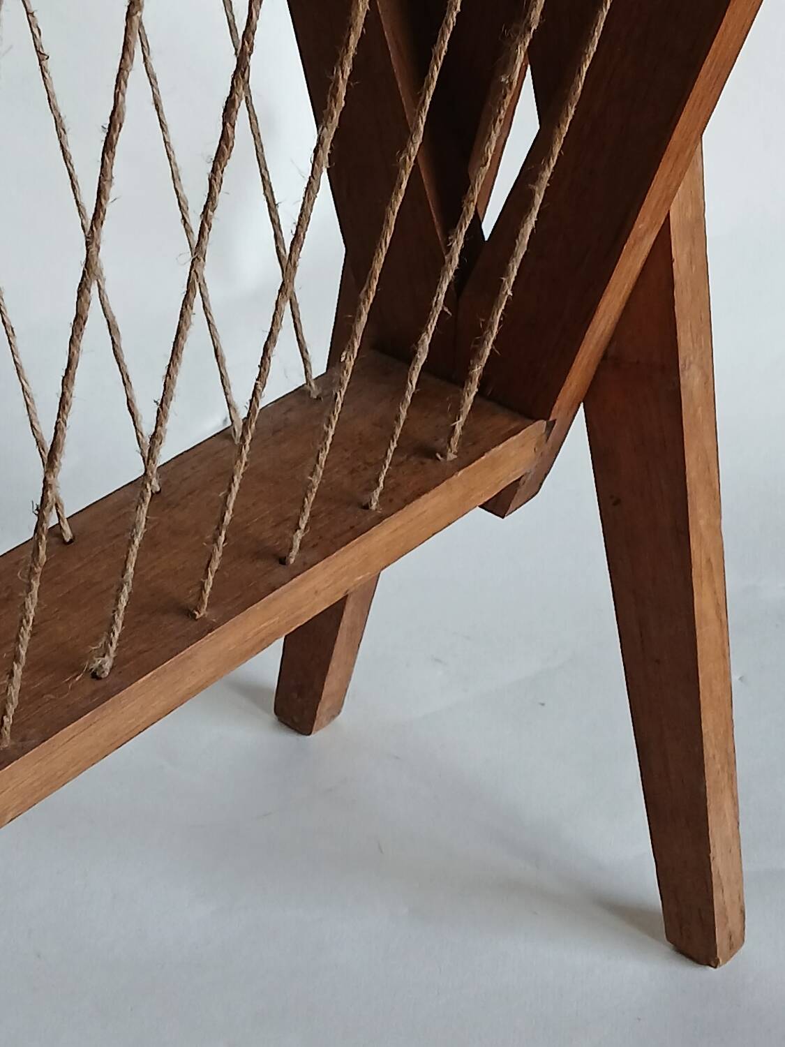 Magazine rack with compass legs in oak and rope, 1950s.
