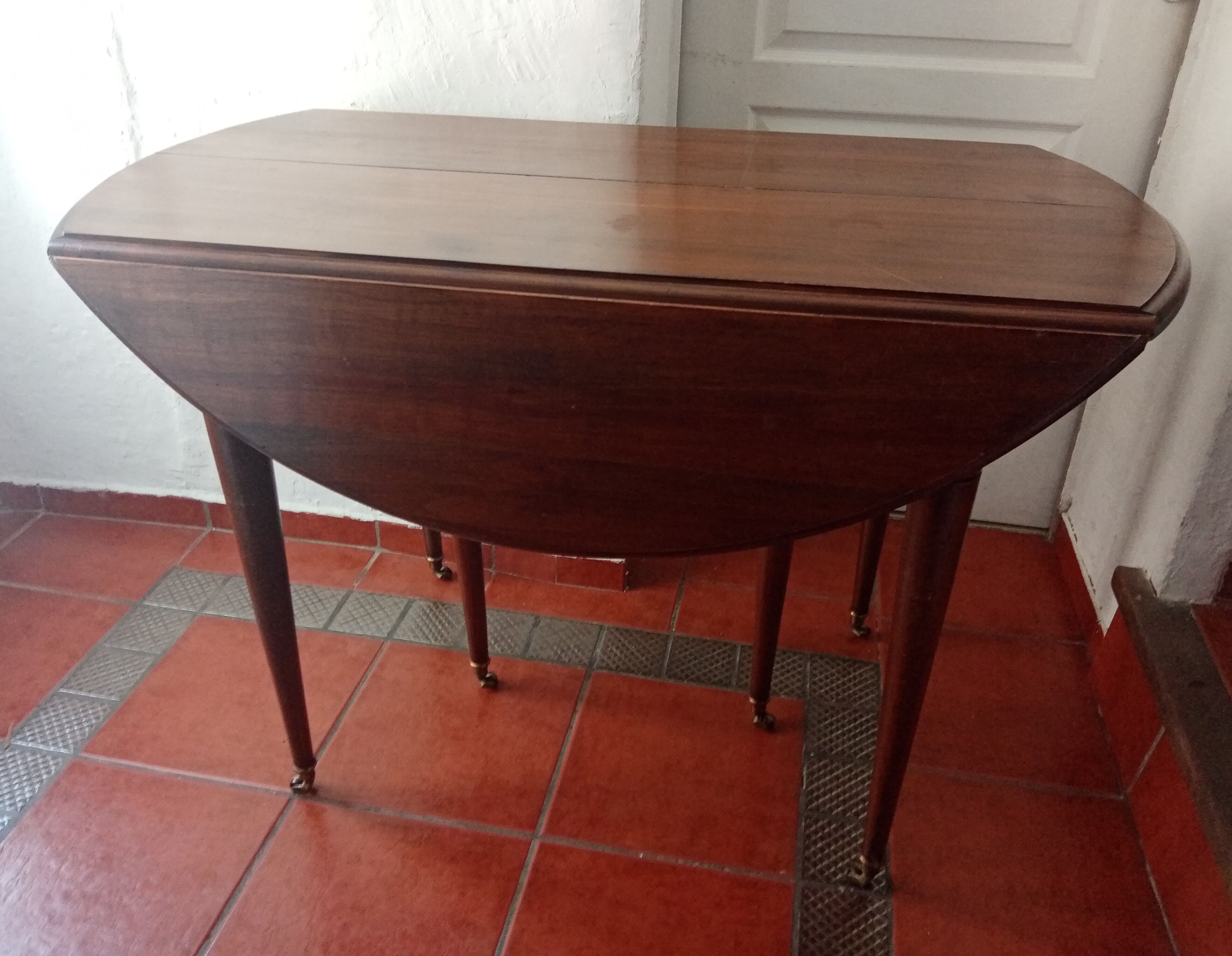 Round table falling at six feet with 3 extension total 2.25 meters