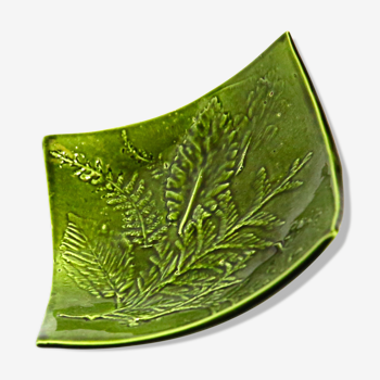 Coupe en céramique verte aux feuilles et fougères