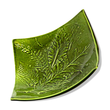 Coupe en céramique verte aux feuilles et fougères