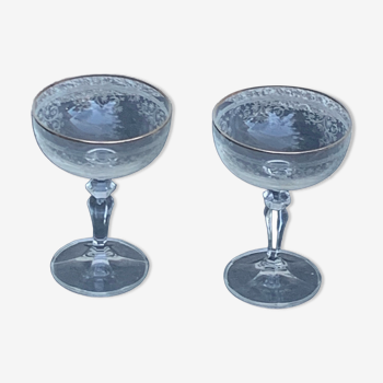 Deux coupes à champagne en cristal et liserés dorés motif gravé anciennes