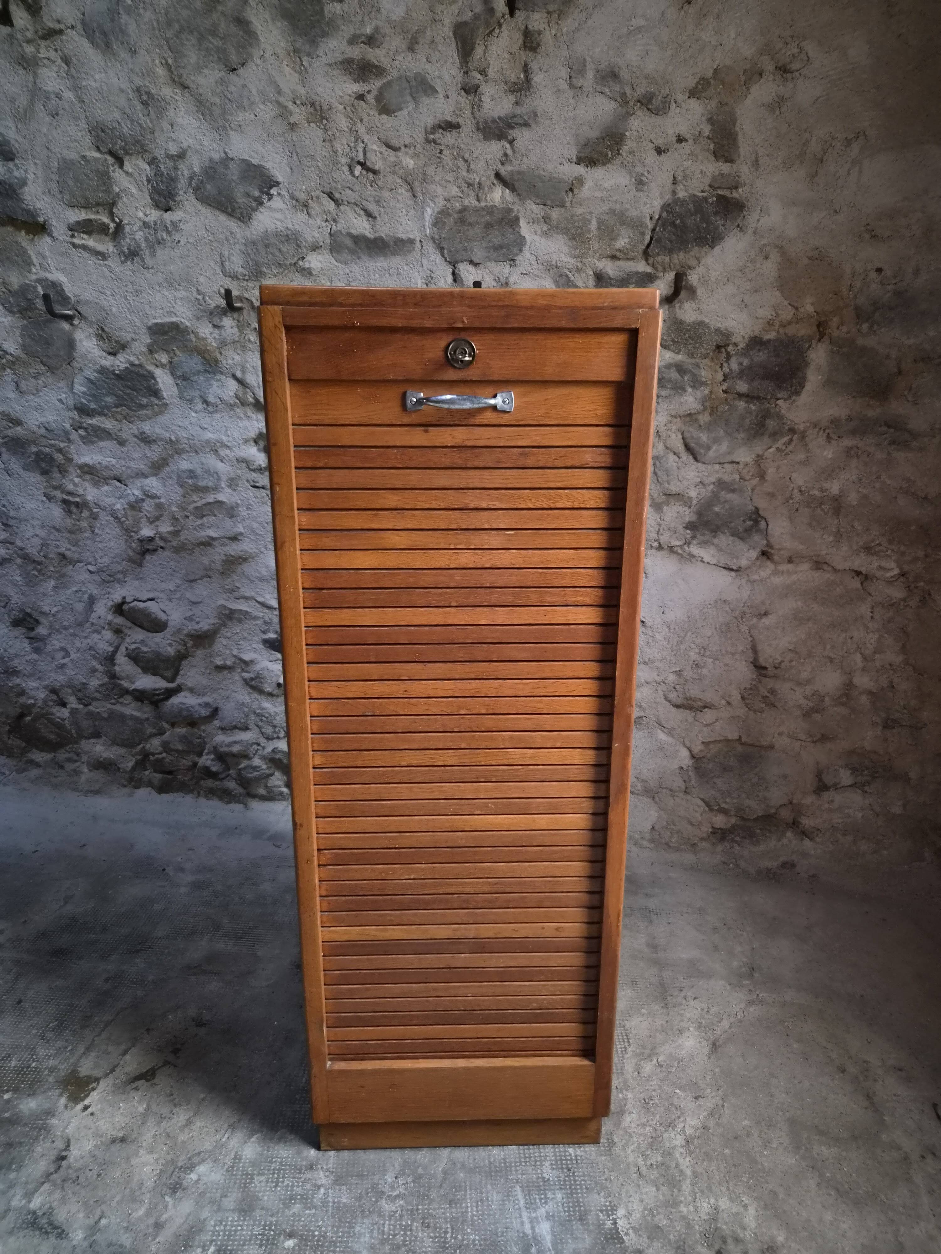 Armoire à rideau vintage en chêne | France | 1960s–1970s