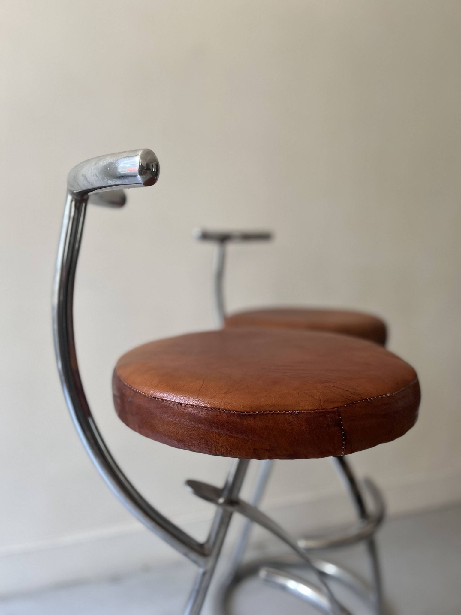 Bar stools in tubular chrome and tan leather, 1970s