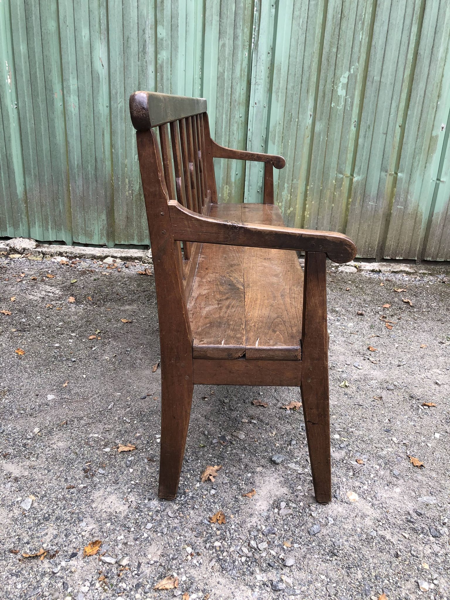 Duo de bancs anciens en chêne massif avec dossiers et accoudoirs.