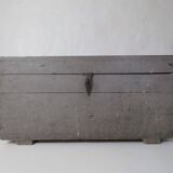 Ancien coffre en bois gris