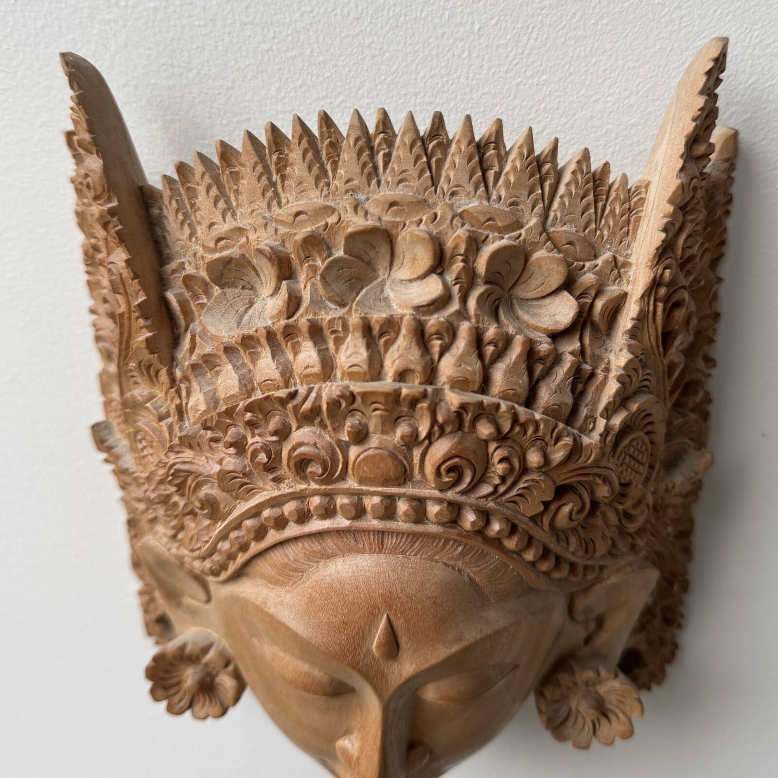 Masque balinais en bois sculpté milieu XXe