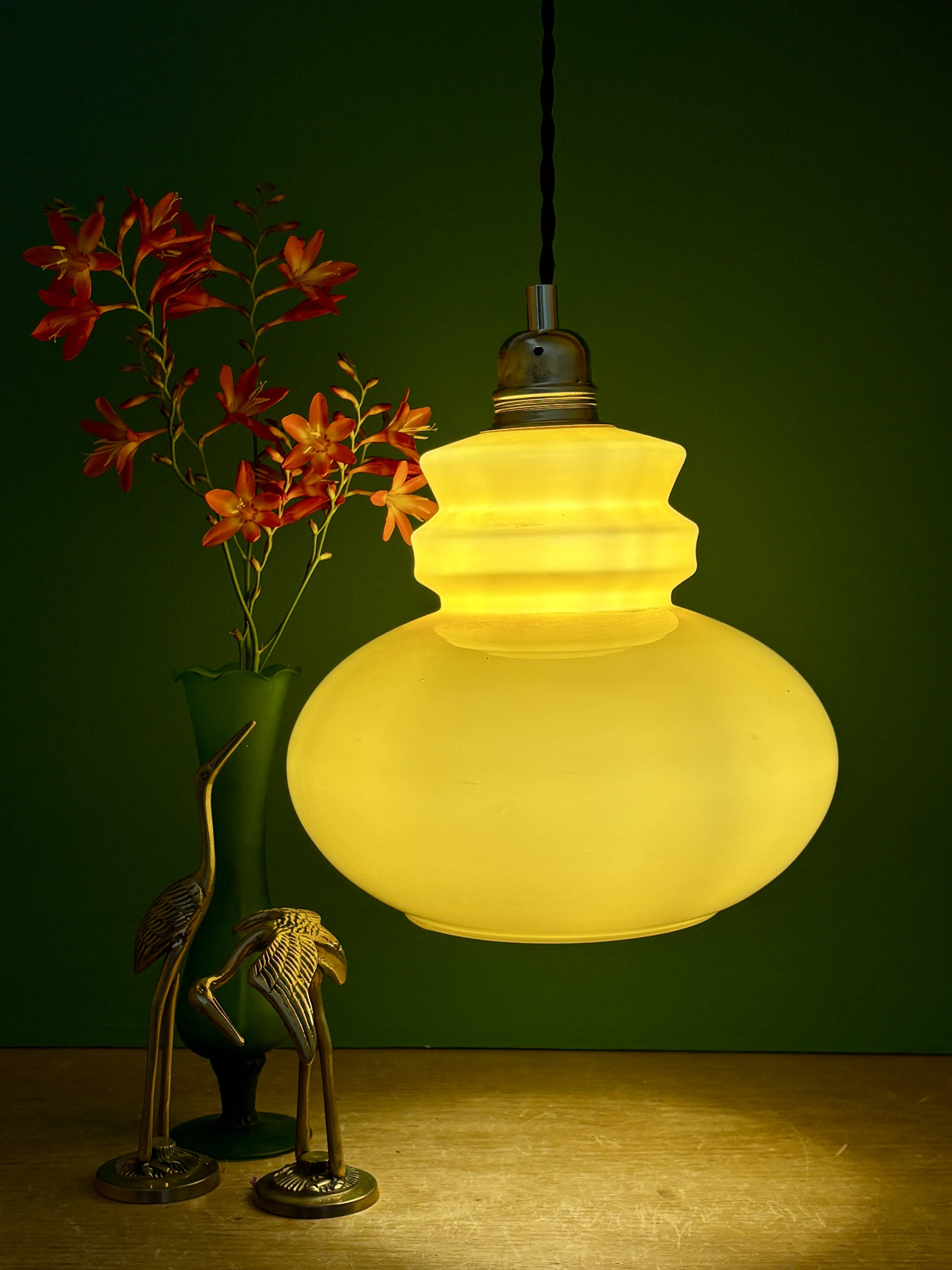 Suspension globe vintage en opaline ocre