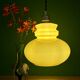 Suspension globe vintage en opaline ocre