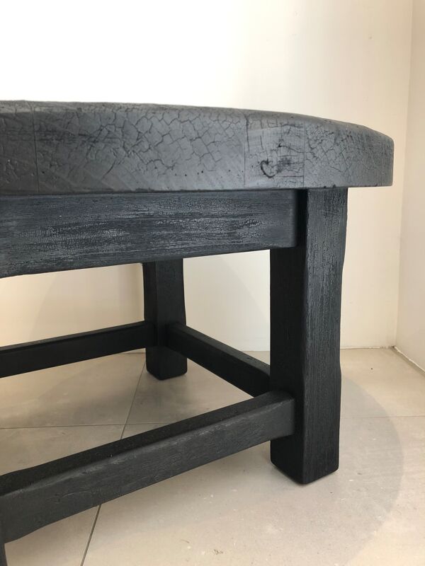 Table basse ronde finition bois brulé, shou-sugi-ban