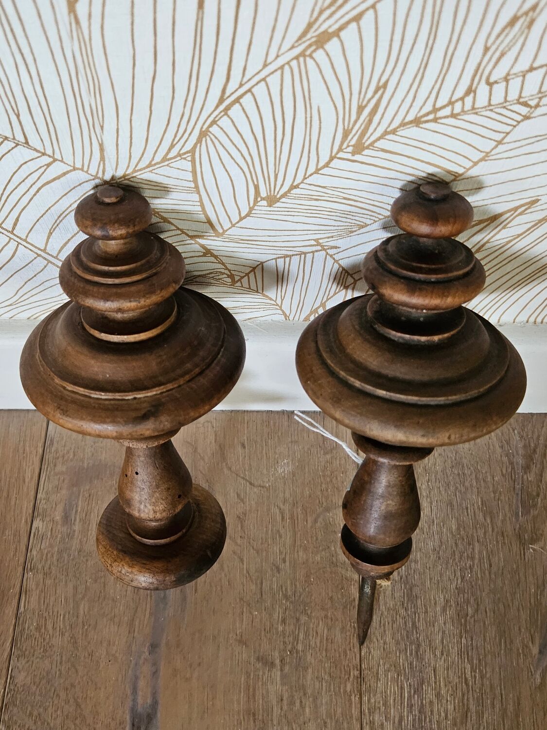 Paire de patères en bois tourné