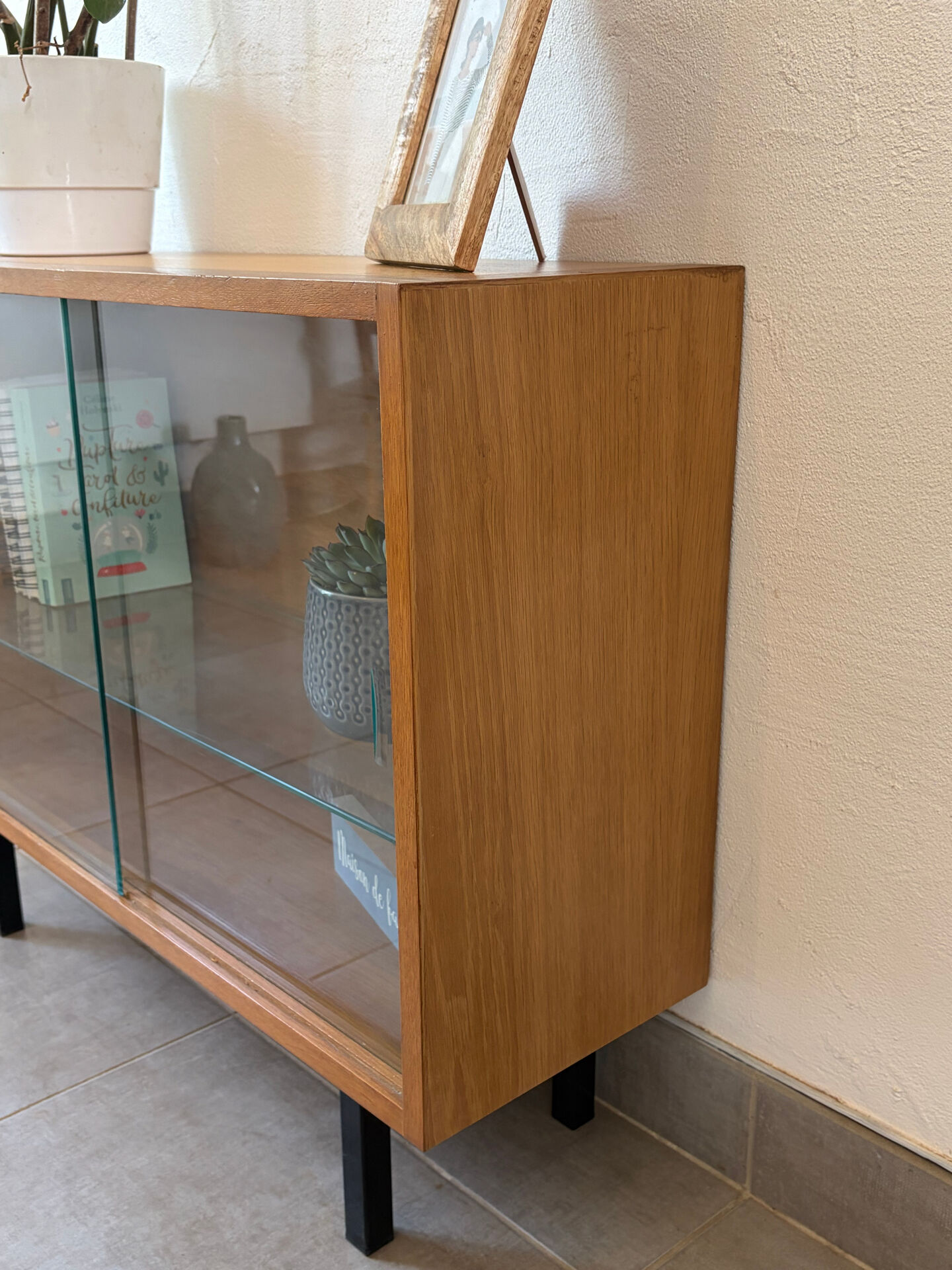Charming display cabinet / vintage TV unit from the 1960s.