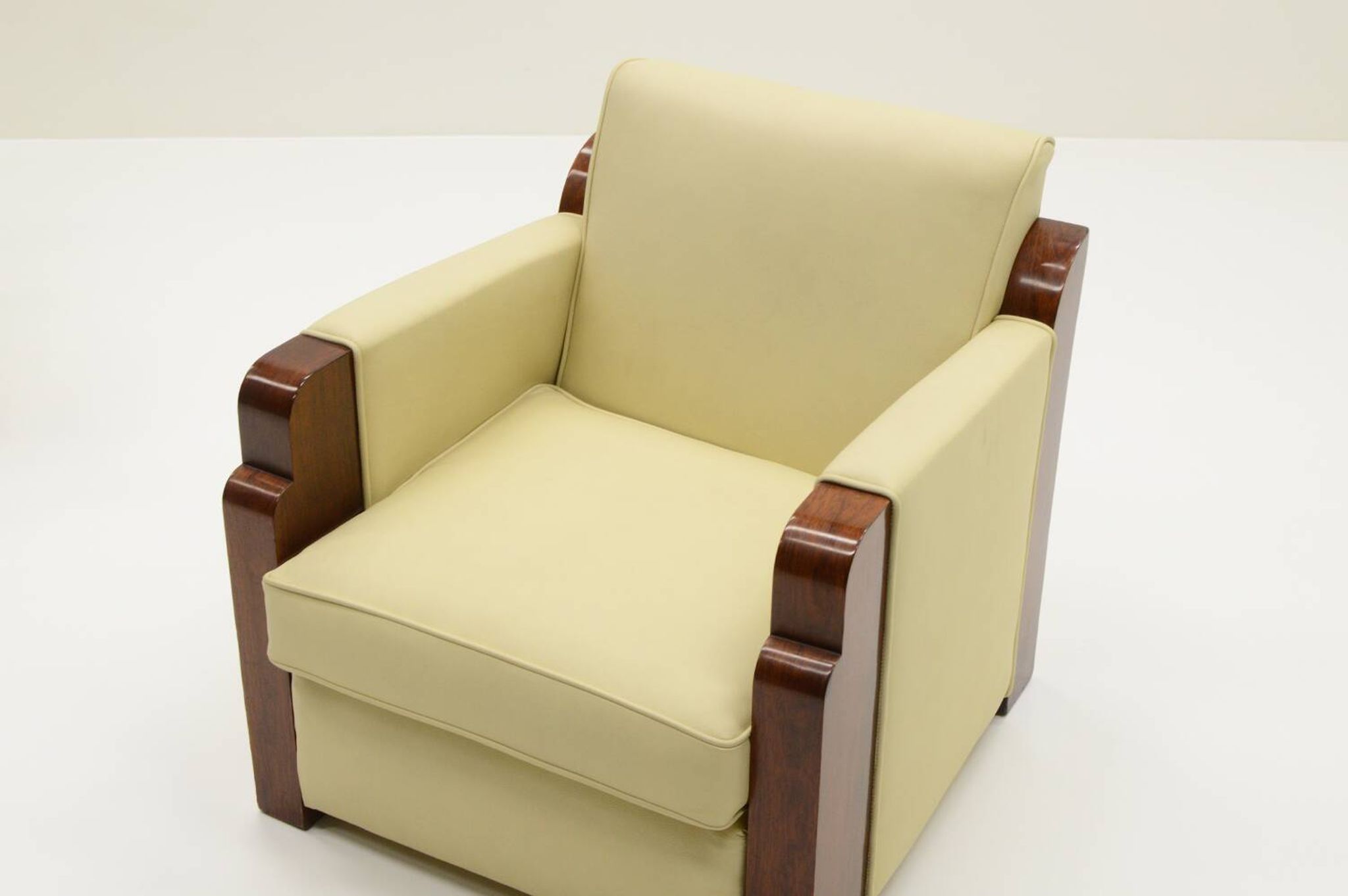 Set of 2 Art Deco club chairs in leather, France 1930s.
