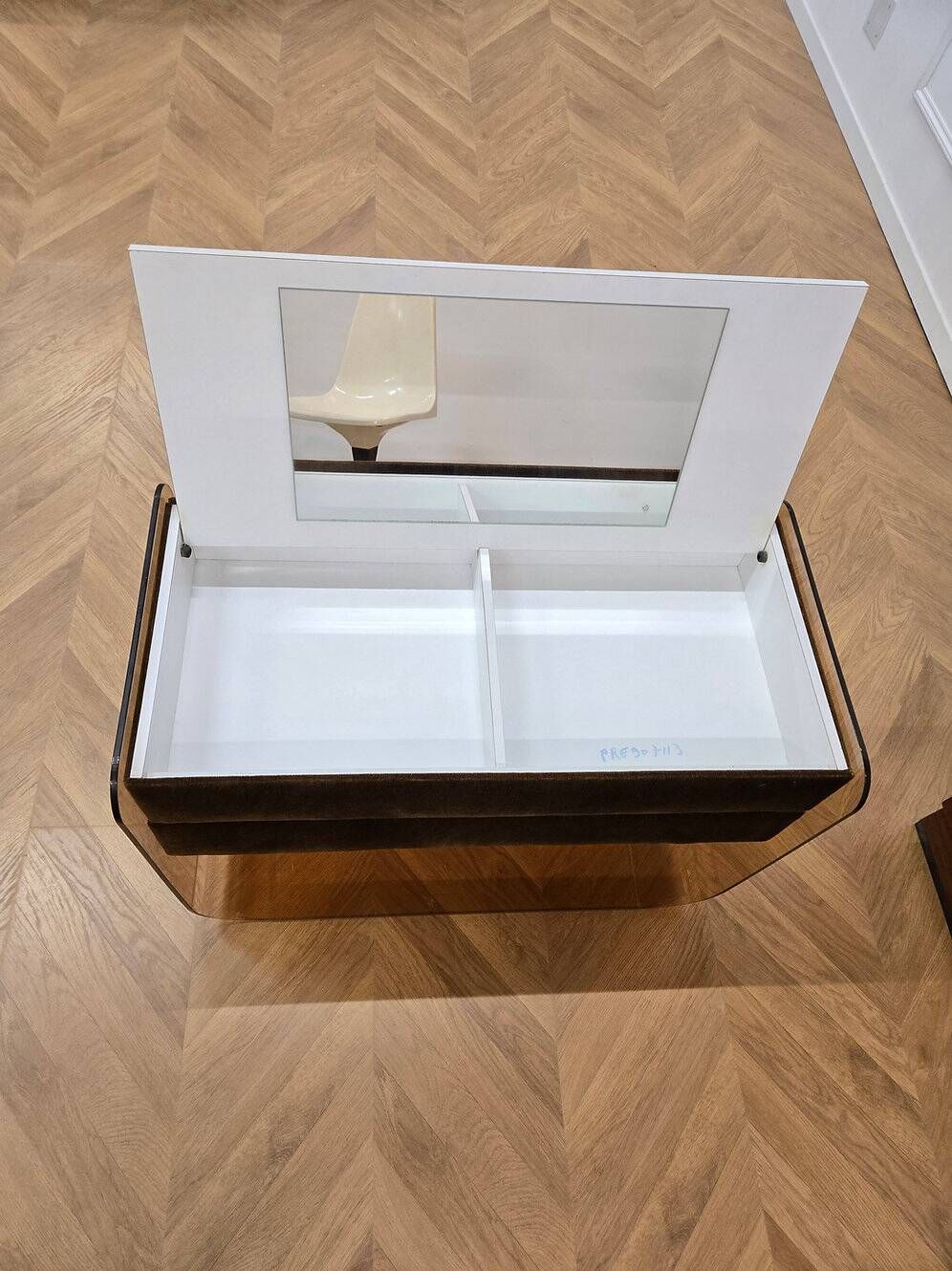 Commode / coiffeuse et chevet en plexiglass
