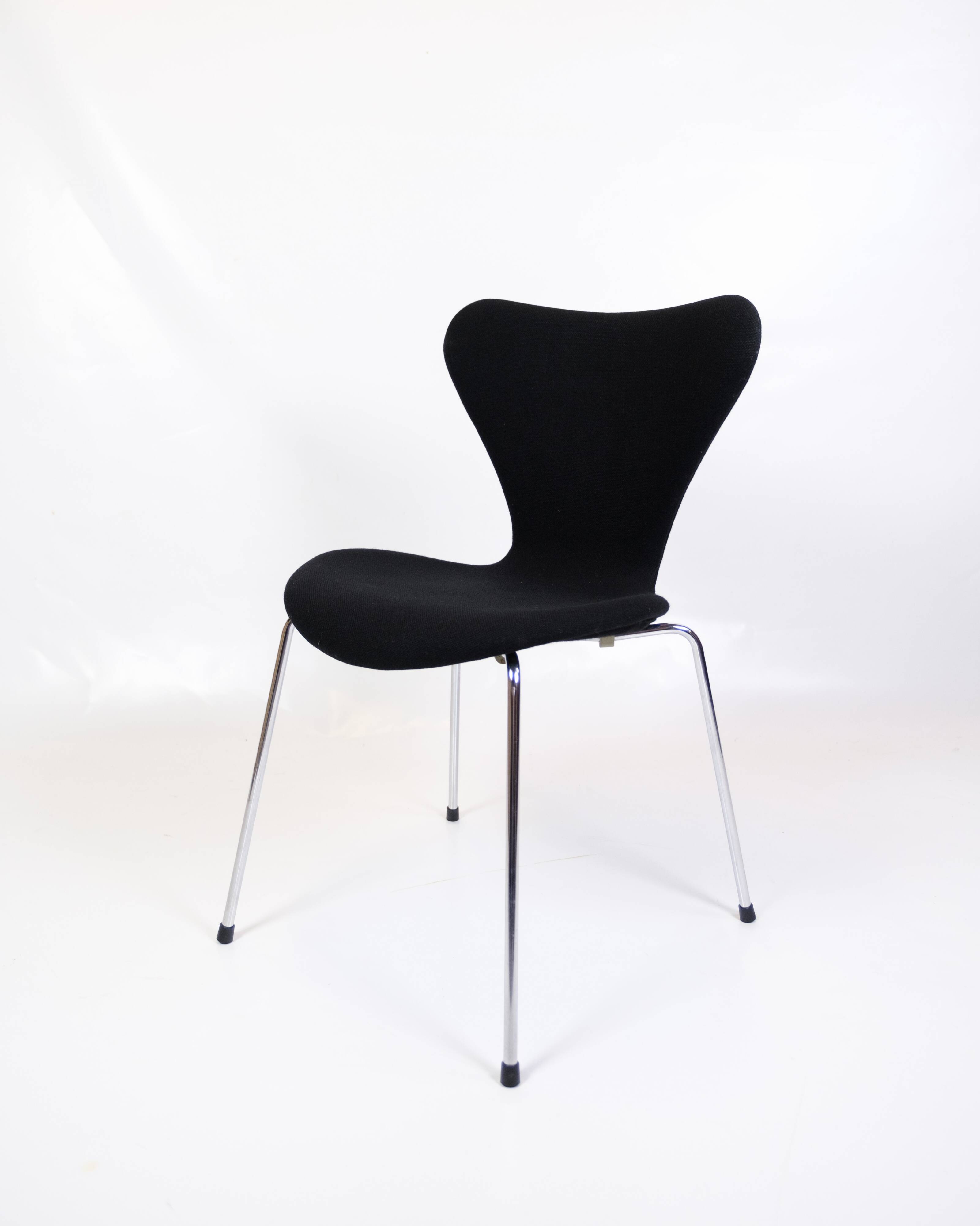 Set Of 4 Seven Chairs Model 3107 Original Upholstered In Black Fabric By Arne Jacobsen