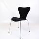 Lot de 4 chaises Seven modèle 3107 originales tapissées en tissu noir par Arne Jacobsen