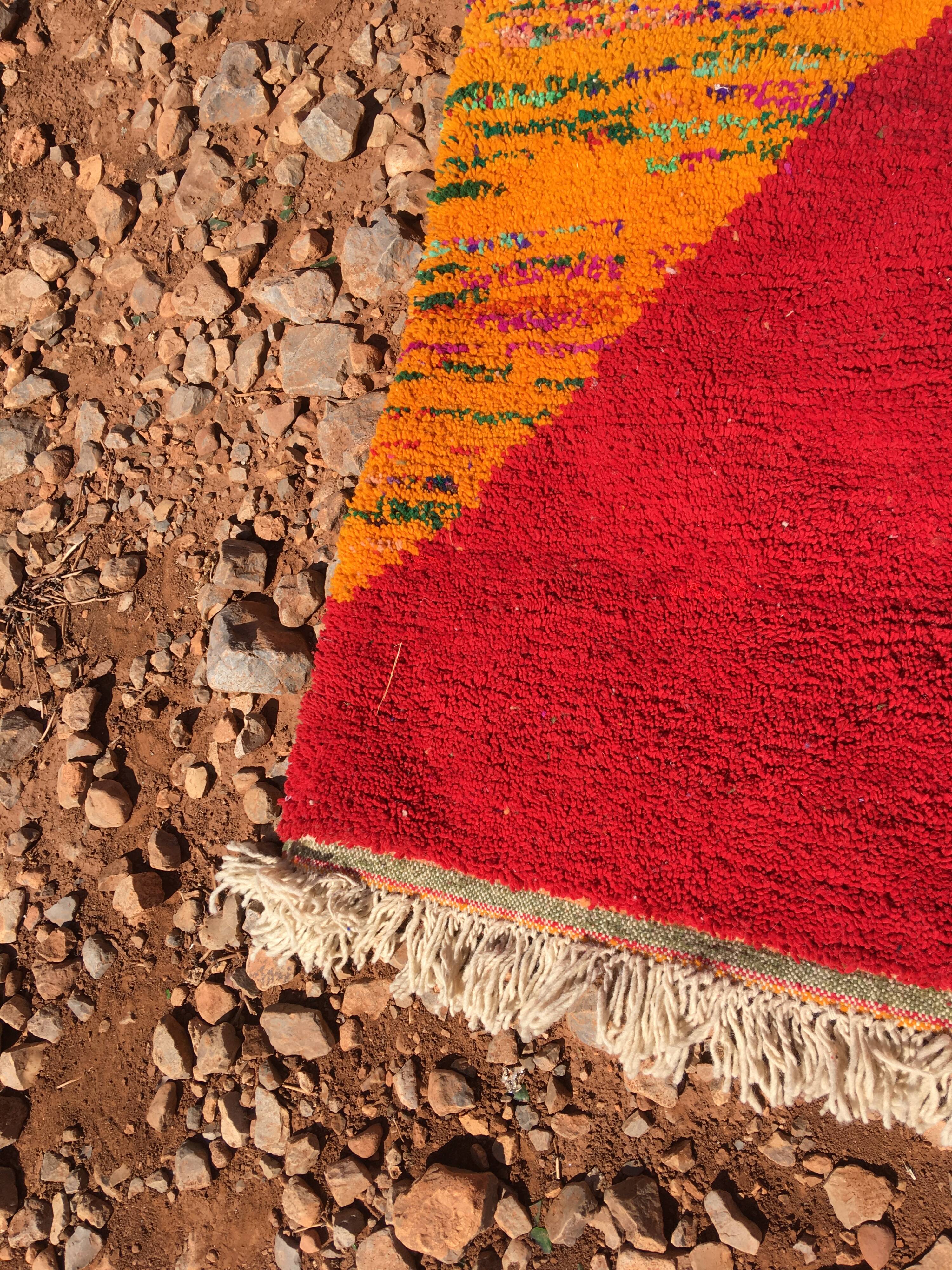 En provenance de Boujaad, ces tapis sont comparés à un tableau et sont admi