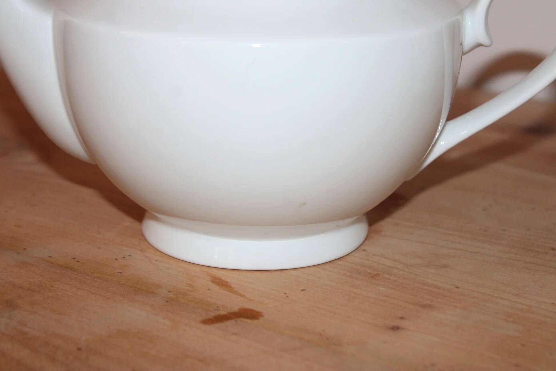 White ceramic teapot with glaze – Round shape and matching lid