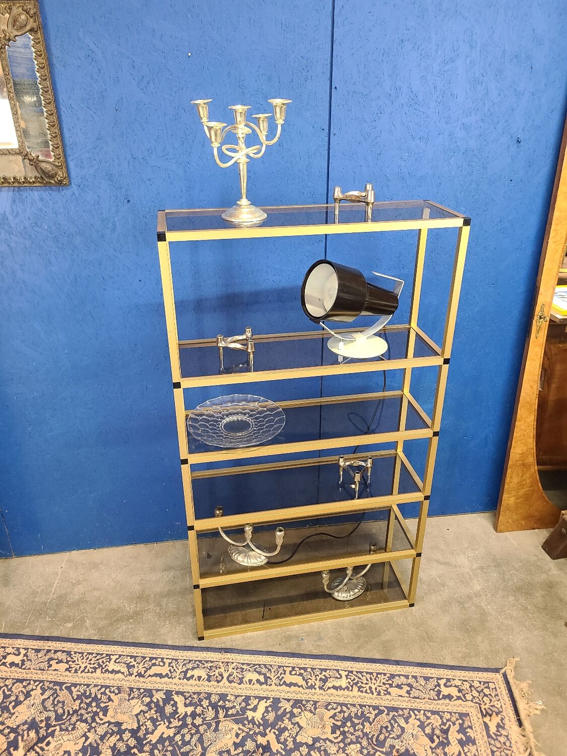 Étagère métal doré et verre fumé vers 1970
