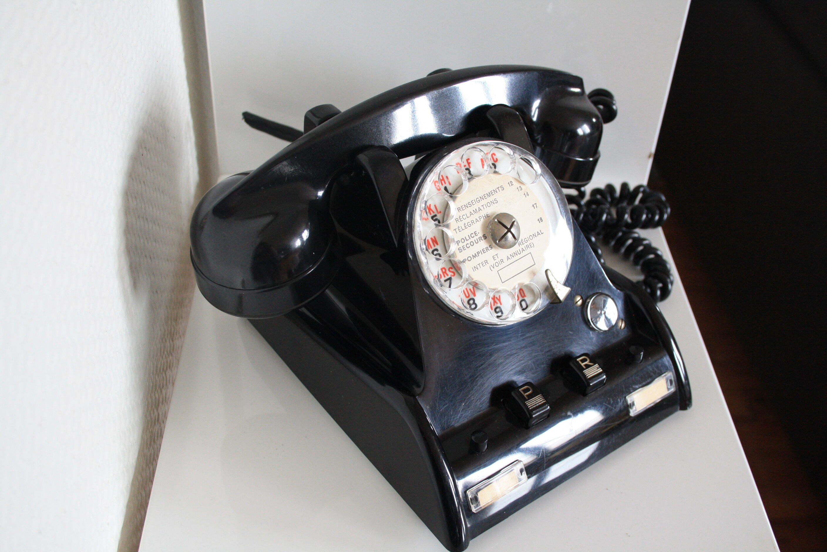 Téléphone en bakélite noir années 50