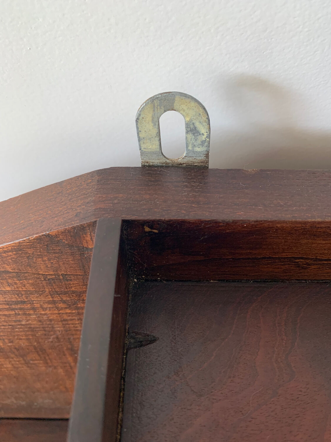 Wall shelf in wood
