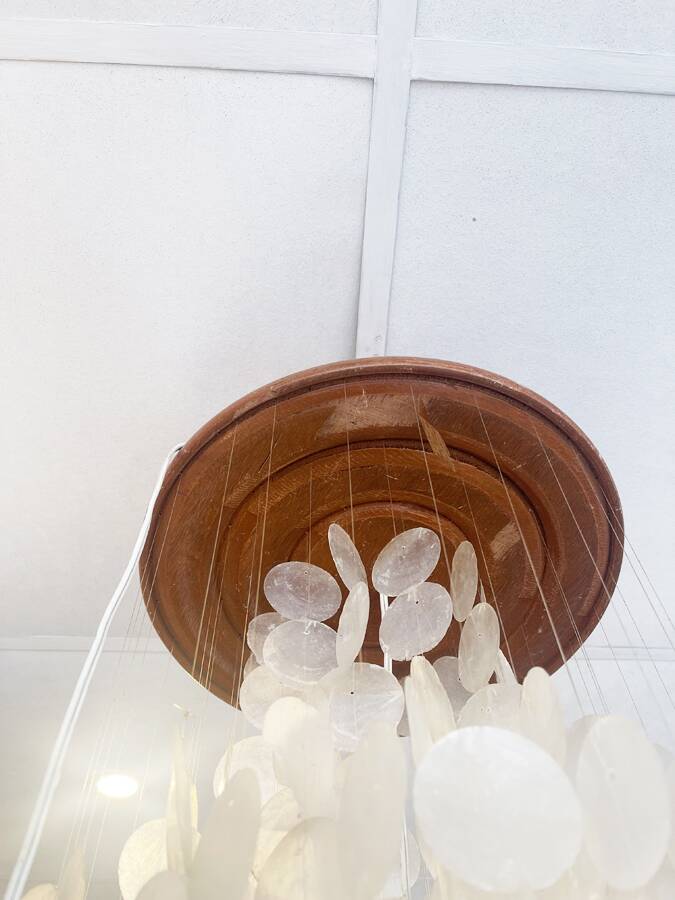 Very large cascading chandelier in mother-of-pearl, Verner Panton style, 1970.