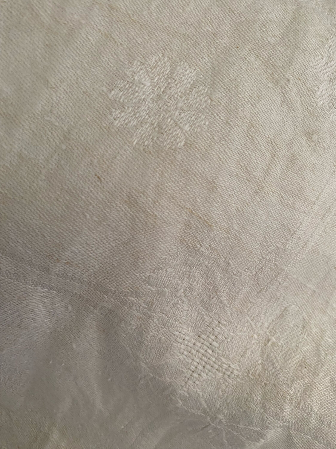 Floral damask cotton tablecloth with central monogram AC.