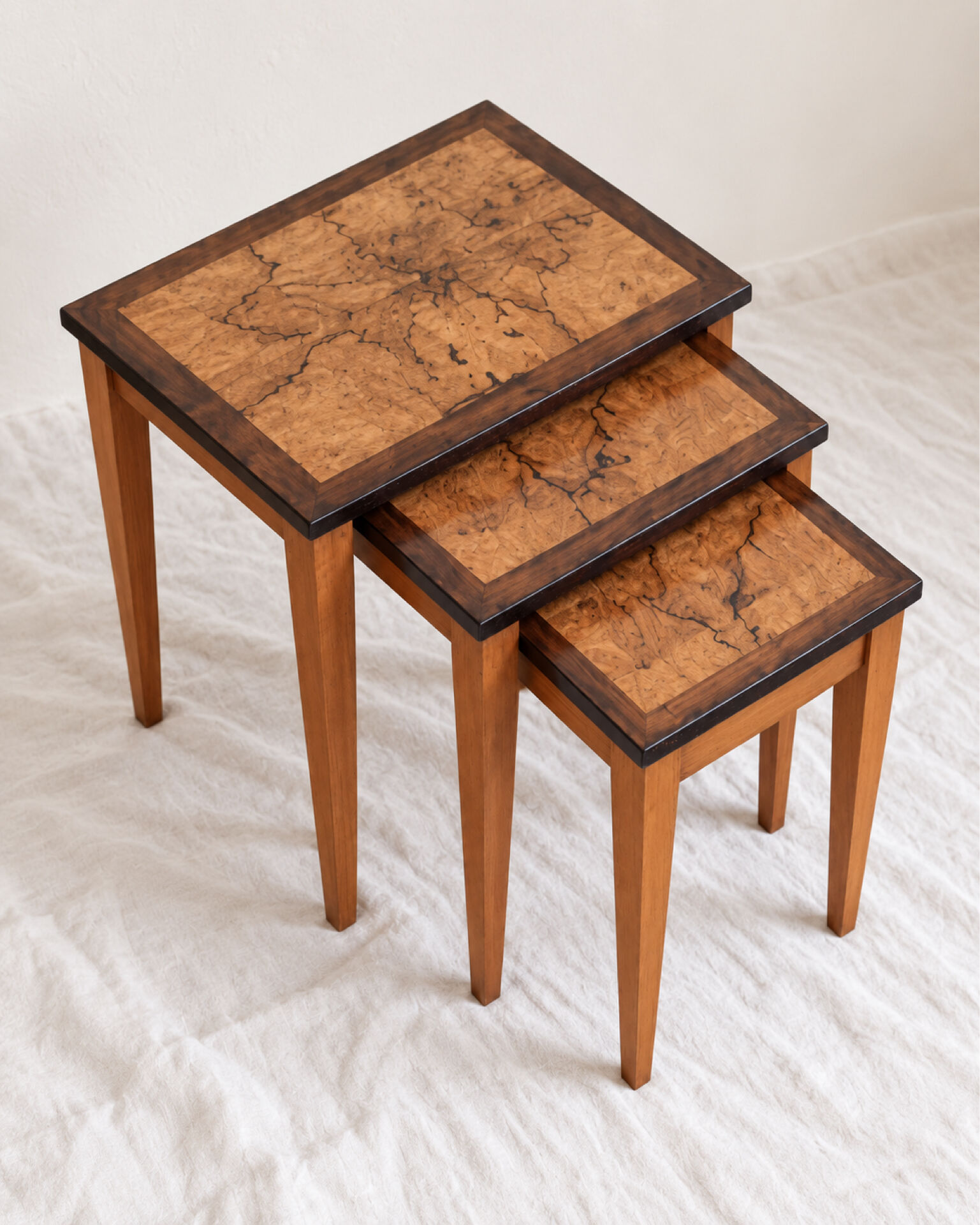 Tables gigognes Art Déco en bois figuré – ensemble de 3