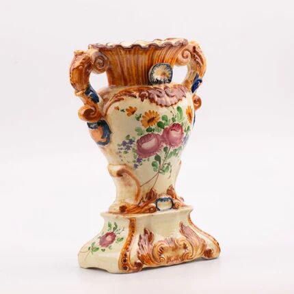 Sublime Capodimonte vase with white and yellow floral patterns.