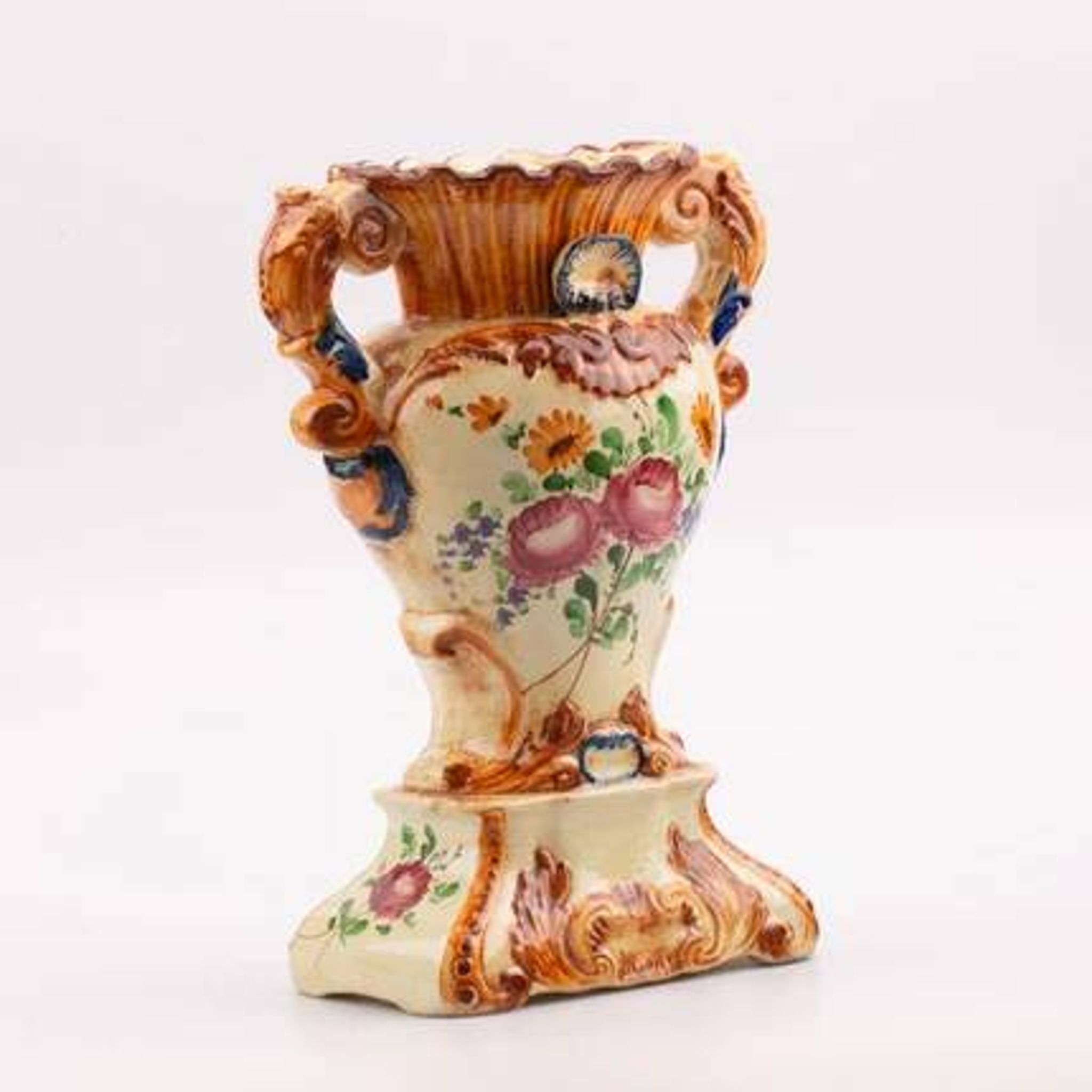 Sublime Capodimonte vase with white and yellow floral patterns.